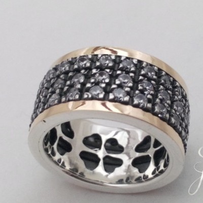 Anel largo em metal prateado com cristais pretos e bordas douradas