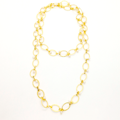 Colar ou pulseira dourada de elos em elipse sobre fundo branco