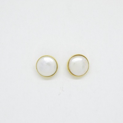 Par de brincos redondos com pérolas artificiais e borda dourada