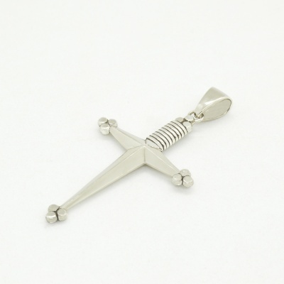 Pingente de espada prateada sobre fundo branco