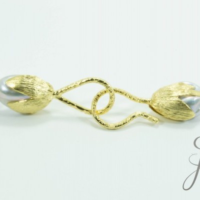 Colar de pérolas com fecho dourado texturizado