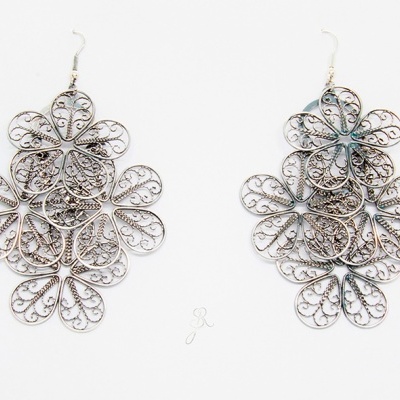 Brincos de filigrana prateados com design floral e textura delicada