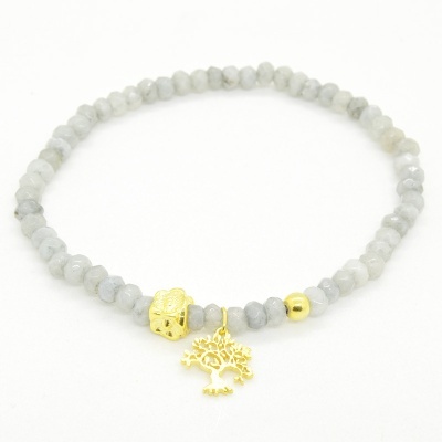 Pulseira elástica com contas cinza claro e pingente dourado em forma de árvore.