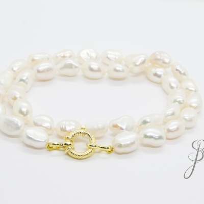 Colar de pérolas brancas com fecho dourado sobre fundo branco