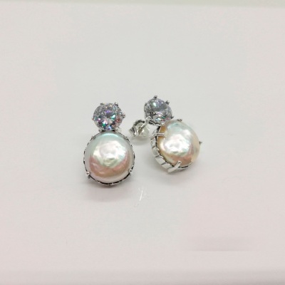 Brincos com pérola e pedra brilhante em metal prateado