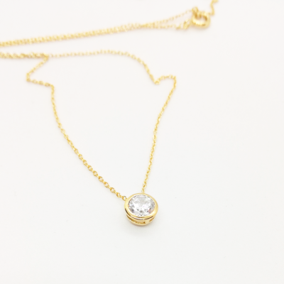 Colar dourado com pendente redondo e pedra brilhante