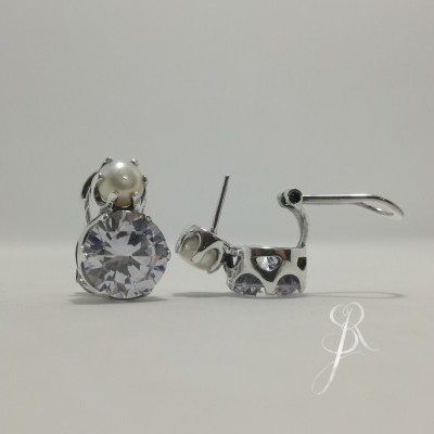 Brincos prateados com pedra transparente e pérola