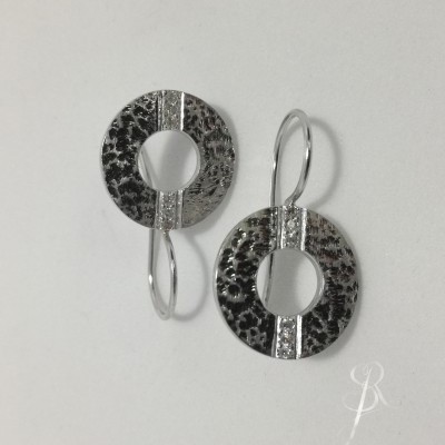 Brincos redondos em metal prateado texturizados com centro vazado