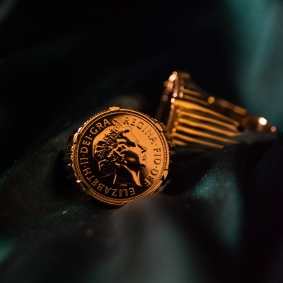 Botões de punho dourados com design de moeda da Rainha Elizabeth II