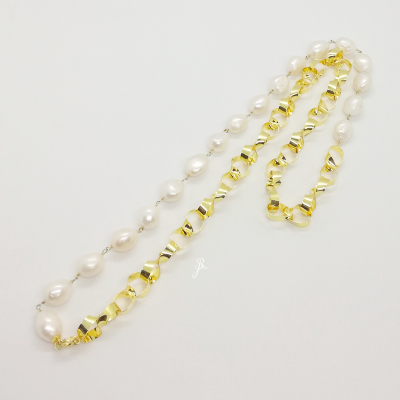 Colar de corrente dourada ondulada e pérolas falsas brancas sobre fundo cinza-claro