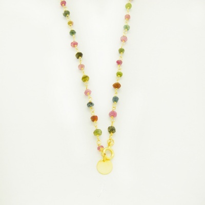 Colar de pedras coloridas com fecho dourado