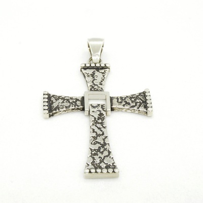 Pendente de cruz em metal com acabamento texturizado