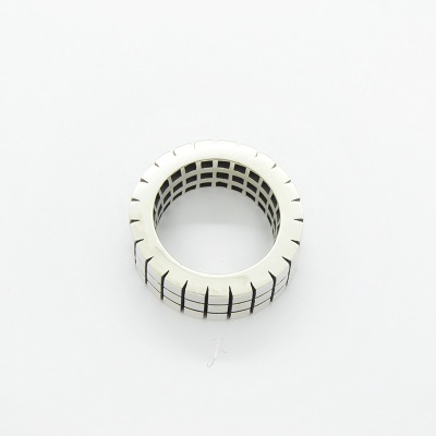 anel com padrão de quadrícula preta sobre fundo branco