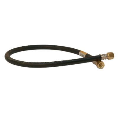 Mangueira flexível preta com extremidades metálicas douradas e texto branco