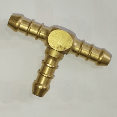 Conector de tubo em forma de T em latão com três extremidades caneladas