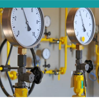 Manómetros industriais com tubagem amarela e válvulas