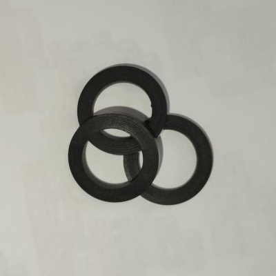 Três anilhas pretas circulares empilhadas