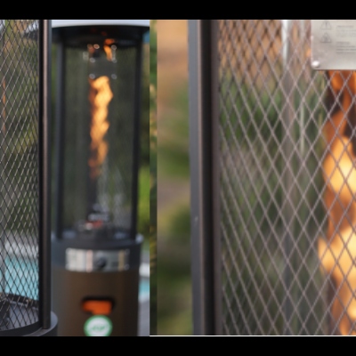 Cinco piras de aquecimento externas com estrutura metálica e chama visível ao ar livre junto a uma piscina