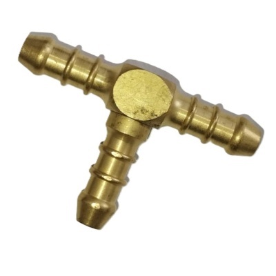 Conector em forma de T dourado para tubos, fundo branco