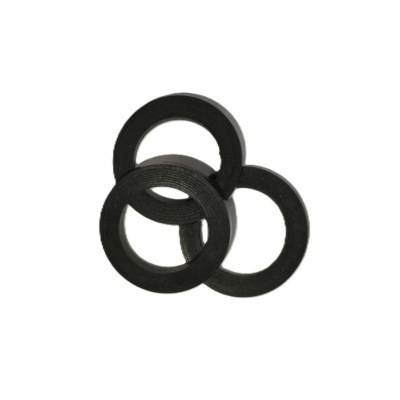 Três juntas de vedação pretas circulares sobre fundo branco