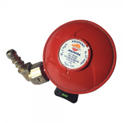 Regulador de gás propano vermelho com etiqueta central branca e detalhes metálicos