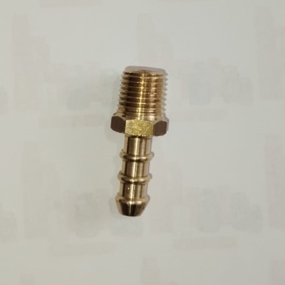 Conector metálico dourado com rosca e anéis sobre fundo branco