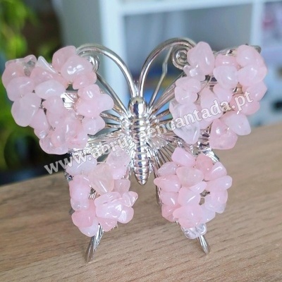 Alfinete de borboleta com pedras rosa e estrutura metálica prateada