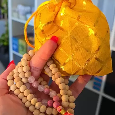 Bolsa amarela brilhante com colar de contas de madeira e pedras rosas com franja rosa