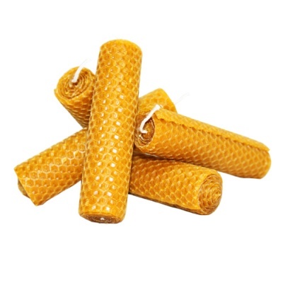 Velas amarelas artesanais de cera texturizada em padrão de colmeia