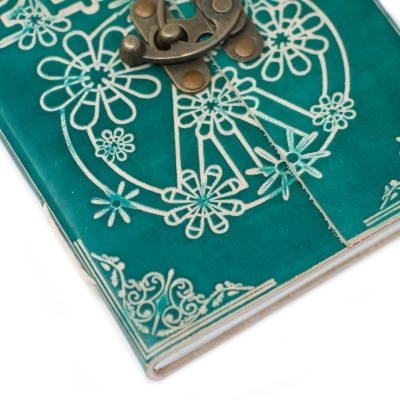 Caderno verde com capa em couro decorada com flores e fecho metálico bronze