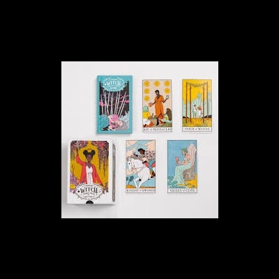 Cartas de tarô coloridas com textos IX DE PENTÁCULOS, TRÊS DE PAUS entre outras, e caixa do baralho Wytch.