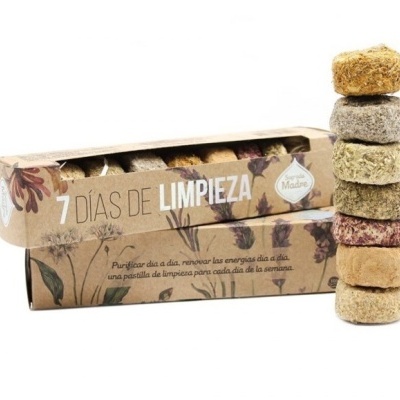 Conjunto de pastilhas de limpeza naturais com embalagem castanha e texto em espanhol.