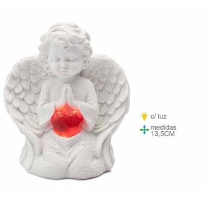 Estátua de anjo branco com coração vermelho iluminado e texto de medidas