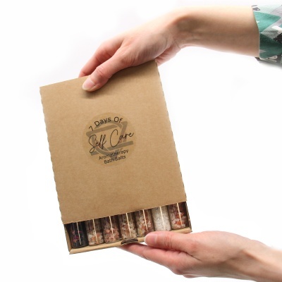Caixa de cartão com tubos de sais de banho e texto '7 Days Of Self Care'