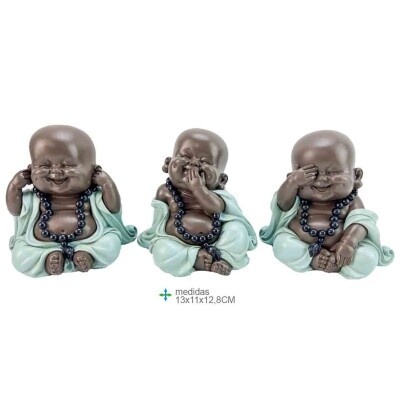 Três estatuetas de buda sorridentes com colar de contas pretas e vestes azul-claras