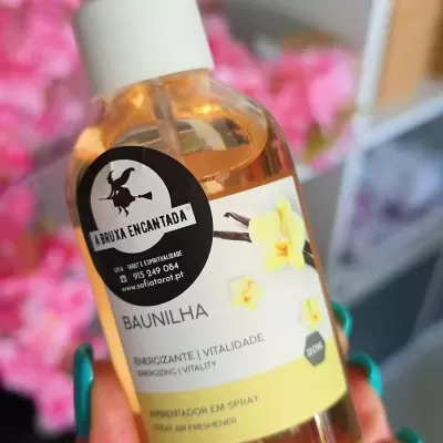 Frasco spray ambientador baunilha com flores amarelas na etiqueta
