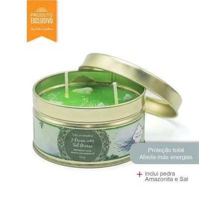 Vela aromática verde em lata dourada com etiqueta informativa e pedras na cera