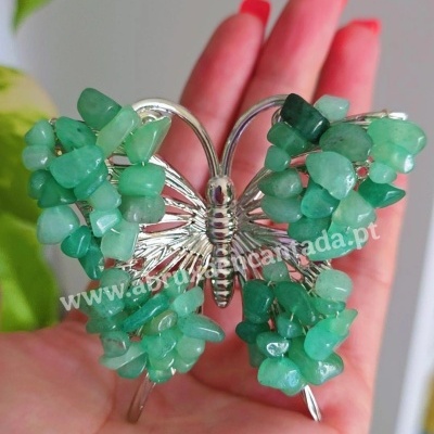 Pulseira metálica prateada em forma de borboleta com pedras verdes decorativas