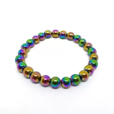 Pulseira de contas metálicas multicoloridas em círculo sobre fundo branco