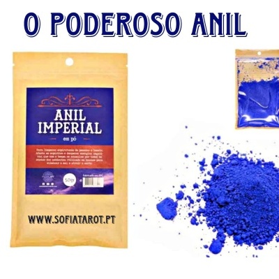 Pacote de anil imperial em pó com pó azul brilhante espalhado e saco pequeno do mesmo pó