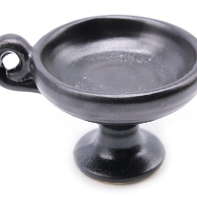 Taça pequena de cerâmica preta fosca com pega circular.