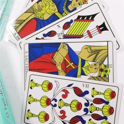 Cartas de baralho tradicionais com ilustrações coloridas