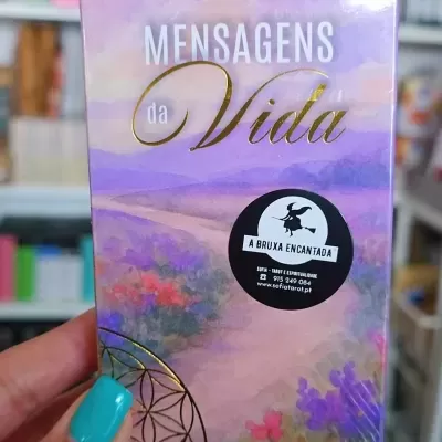 Caixa roxa com design floral e texto Mensagens da Vida e autocolante da Bruxa Encantada