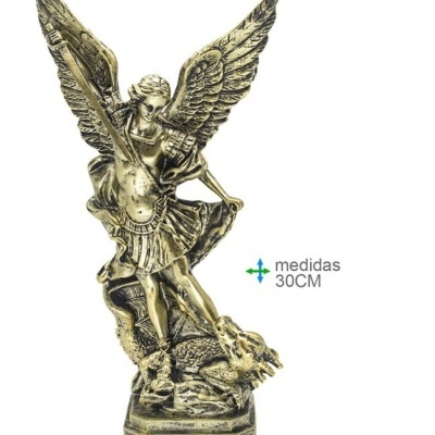 Estátua dourada de anjo com asas segurando lança e pisa dragão sobre base hexagonal, texto indica 30 cm