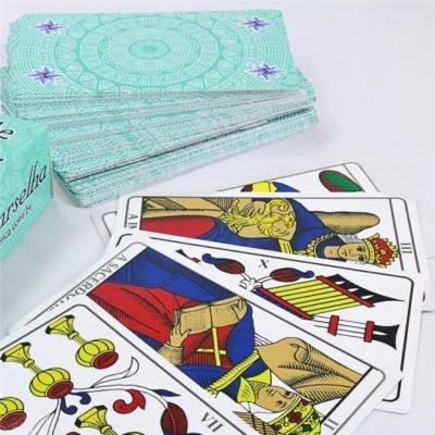 Cartas de tarot com desenhos coloridos e caixa azul claro com texto