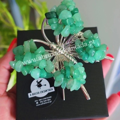 Broche trevo verde com pedras em caixa preta e etiqueta A BRUXA ENCANTADA