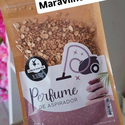 Saco de perfume para aspirador em material castanho com rótulo branco e lilás