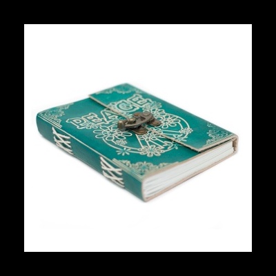 Caderno verde com texto PEACE e fecho metálico