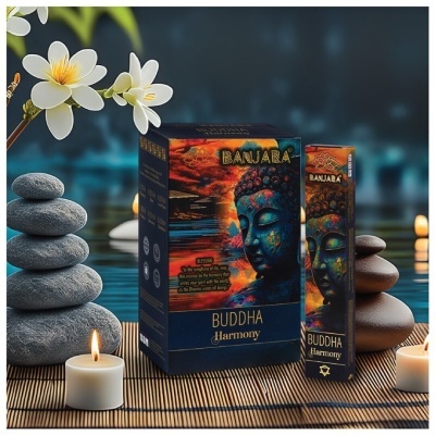 Embalagens coloridas de incenso Banjara Buddha Harmony num ambiente zen com velas e pedras.