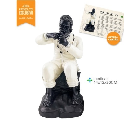 Estátua de homem sentado a enrolar cigarro com roupa branca e colar, base preta e cartão informativo